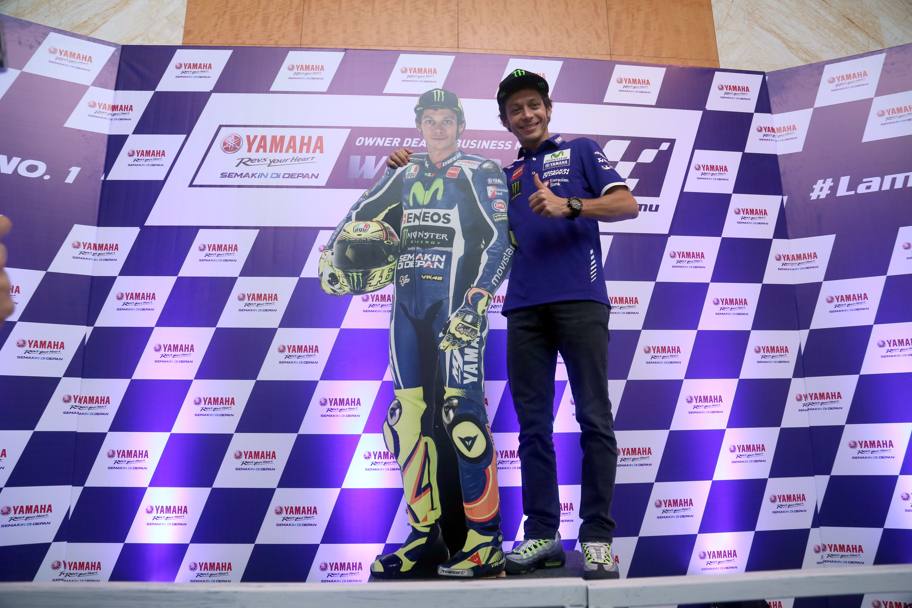 Valentino Rossi ha fatto tappa a Bali, in Indonesia, per un impegno promozionale della Yamaha. Il pesarese  stato accolto al solito come un idolo e il suo arrivo  stato annunciato anche sui quotidiani locali. Il pesarese rester ancora per qualche giorno prima di volare a Sepang, in Malesia, dove luned iniziano i primi test della MotoGP. 